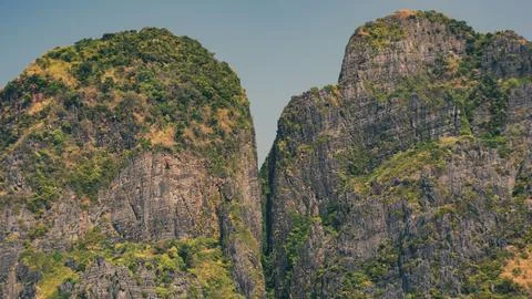 Limestone cliffs of Maya Bay 스톡 사진