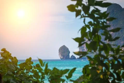 Limestone cliffs in the ocean around Phi-Phi islands. view From the beach Foto stock