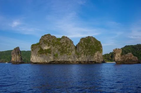 Limestone cliffs of Phi Phi Don Island, Krabi Province, Thailand. It is part  Foto stock