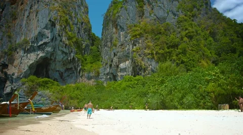 Limestone crags, topped with vegetation, overlooking the beautiful Railay Stock-Footage 51006244
