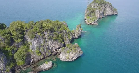 Limestone islets and clear shallow water in the Andaman Sea Vídeos de archivo 71297823