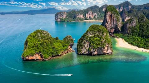 Limestone Karst Cliffs Rising Above Emerald Tropical Waters In Krabi Thaila.. 库存照片