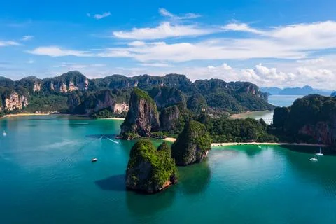 Limestone Karst Cliffs Rising From Turquoise Water In Krabi Thailand Wide Sho Foto stock