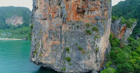 Limestone Karst Tower Rising Above Turquoise Bay in Krabi Видео 71297900