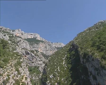 Limestone rocks tilt down Gorge du Verdon + river, tourists paddle boats Stock Footage 47020116