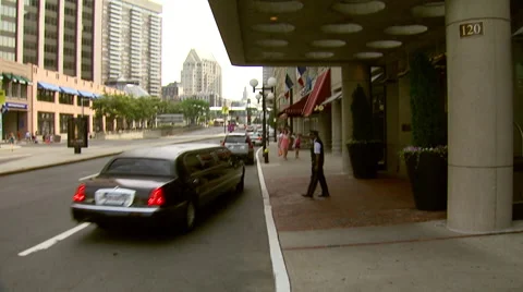 Limo Pulling up to Hotel in City Vidéo 45496298