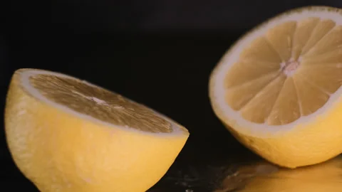 Лимон разрезают ножом Stock Footage