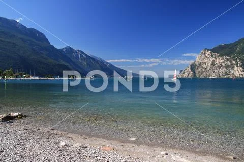 Limpid waters of the Garda Lake in Italy, surrounded by the Alps Stock Photos