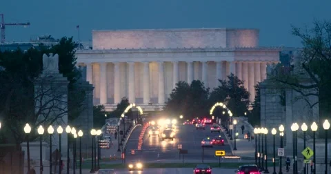 Lincoln Memorial-Memorial Bridge Washington DC in rush hour at dusk real time Видео