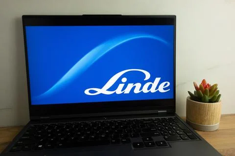 Linde plc logo on laptop Stock Photos