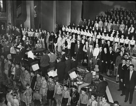 The Line Up For The 1957 Royal Command Performance See Versions For Caption Stock Photos