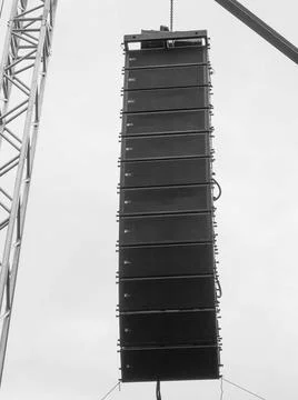 Line array speakers Speakers in a curved linear array used in modern live ... 스톡 사진