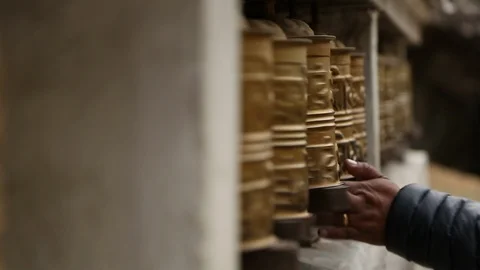 Line of Buddhist prayer wheels action 스톡 동영상 101443338