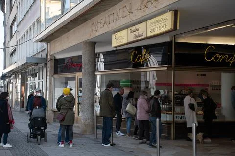 Line at Cafe Window during COVID-19 Pandemic Lockdown in Munich, Germany Foto stock