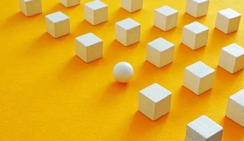 A line of cubes and a sphere. Thinking differently and breaking patterns. Foto stock