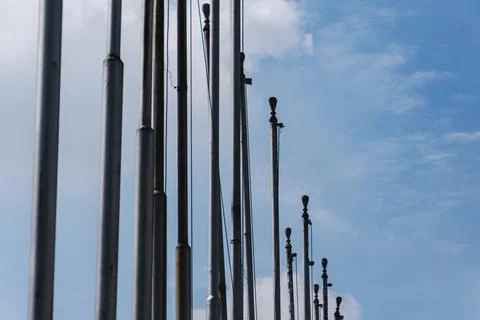 Line of empty flag poles make an arrangement under the scenic and beautiful c Foto stock