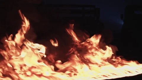 A line of fire burning in the dark place in slow motion Video stock 77069273