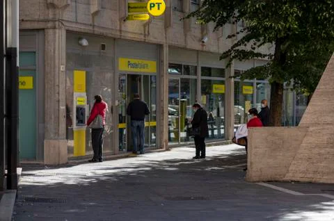 Line in front of a post office Fotos Stock