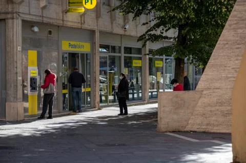 Line in front of a post office Foto stock