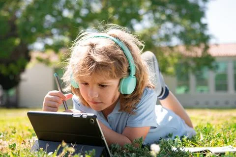 On line kid learning in school park. Concept of outdoor child education. Stockfoto's