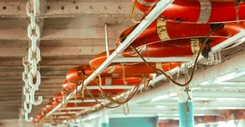 Line of lifebuoy ring floatation inside a traveler ship . Foto stock