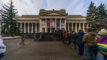 A line of people waiting to enter the Pushkin art museum in Moscow, 4k time-laps Video stock 85646563
