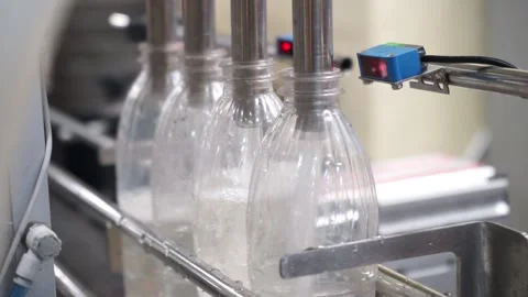 Line of pouring liquid into plastic bottles Video stock 137390219