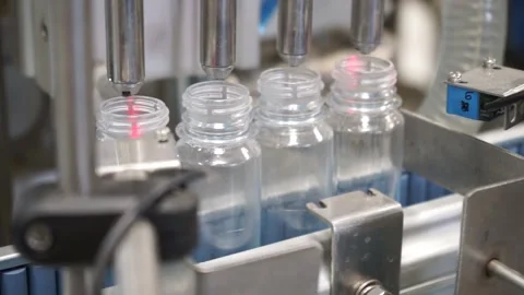Line of pouring liquid into plastic bottles Video stock 137390322