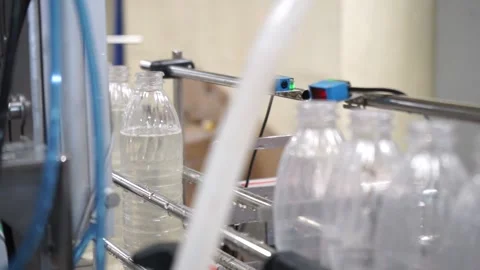 Line of pouring liquid into plastic bottles Video stock 137390411