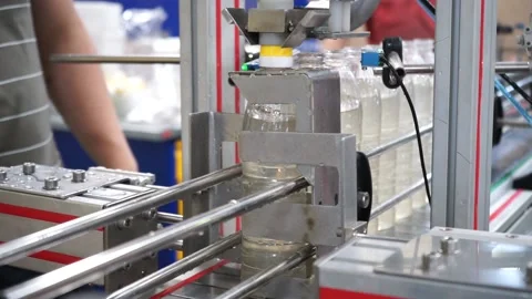 Line of pouring liquid into plastic bottles Video stock 137390559