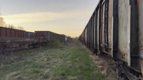 Line of rusty freight train cars landscape panning 库存影片 333655571