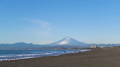 Line of snow over Mount Fuji from the beach in Enoshima, Kanagawa Prefecture Video stock 145504492
