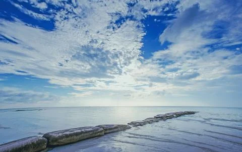 Line of stounes going to the ocean Foto stock