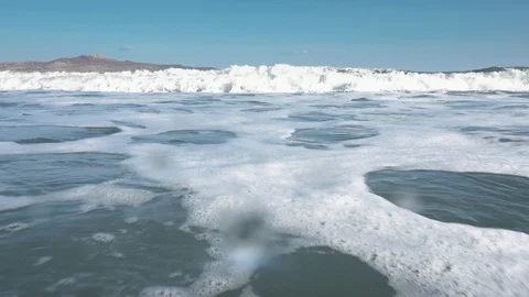 On The Line Of Waves Vídeos de archivo 119760923