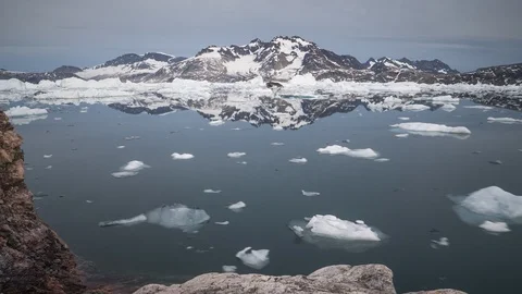 Linear moving time lapse of ice and icebergs at East Greenland... Vidéo 95429506