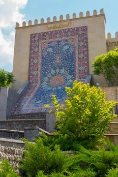 Lined with a bright colored mosaic pattern in the form of a carpet on a concr Foto stock