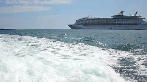 Liner in the sea 스톡 동영상 7729072