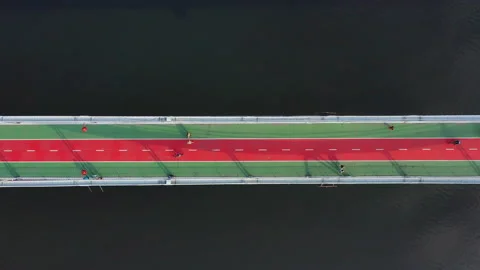 Lines of bridge red and green and riwer water from the top. Vídeo Stock 111336207