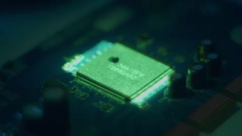 Lines of program code moves on a microchip on a circuit board 库存影片 313149247