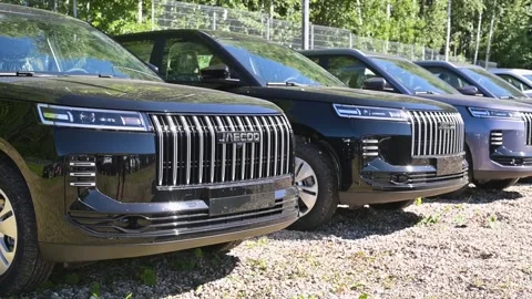 A lineup of new SUV JAECOO models is displayed in a production facility in a Stockbeeldmateriaal 344672887