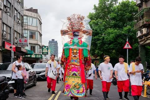 Linganshe procession carries deity statue through Taipei xia-hai city god p.. 스톡 사진