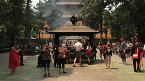 Lingyin Temple time lapse 2 30 zoom in Stock Footage 40573455