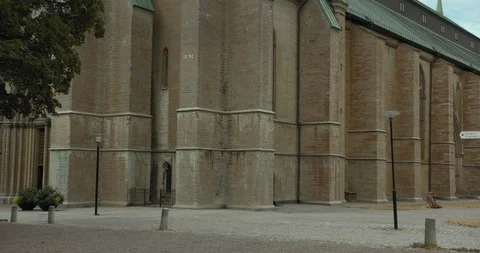 LINKÖPING, SWEDEN - AUGUST 4, 2018: A large church with a woman in a burqa 스톡 동영상 95207208