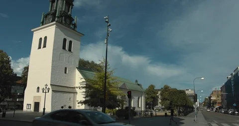 LINKÖPING, SWEDEN - AUGUST 4, 2018: Time lapse wide angle shot of a church and Stockbeeldmateriaal 95213359
