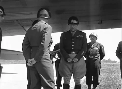 LINZ, AUSTRIA - 1945: Command meeting - Decorated officers meet beneath a wing Vidéo 344901004