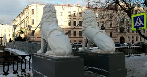 The lion bridge over the Griboyedov canal, Saint Petersburg, Russia Video stock 101096331