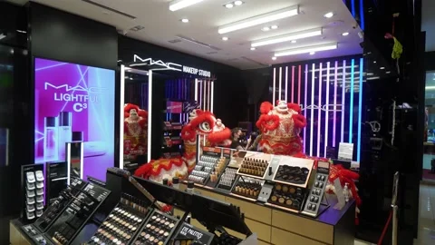 Lion dance give blessing in Mac make up shop Vídeo Stock 211596314