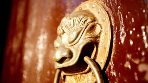 Lion-shaped knocker on a traditional gate 動画素材 329595229