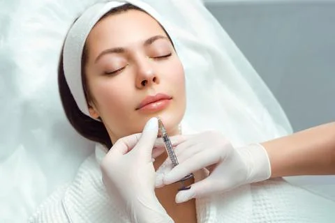 Lip augmentation and correction procedure in a cosmetology salon. The specialist Foto stock