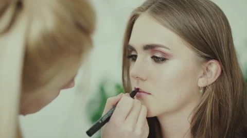 Lipstick wine-colored on model s lips. Trendy shades of lipstick Vidéo 68056175